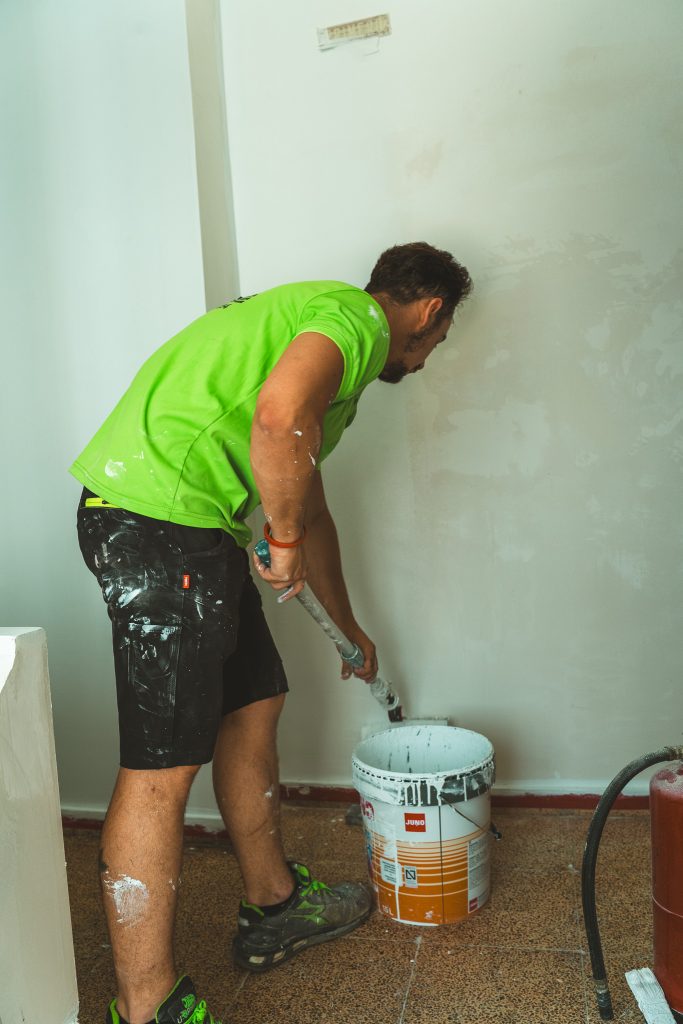 Operario de Multiservicios Esebé pintando una pared durante una reforma integral