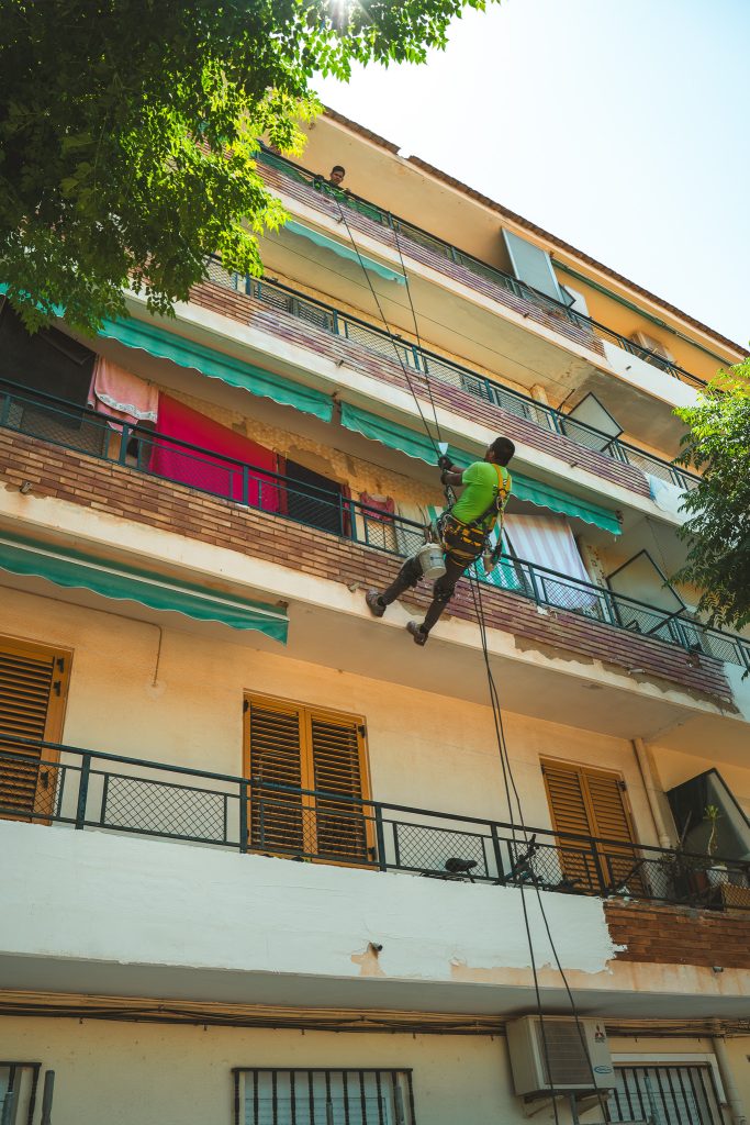 Operario de Multiservicios Esebé rehabilitando la fachada de un edificio de viviendas