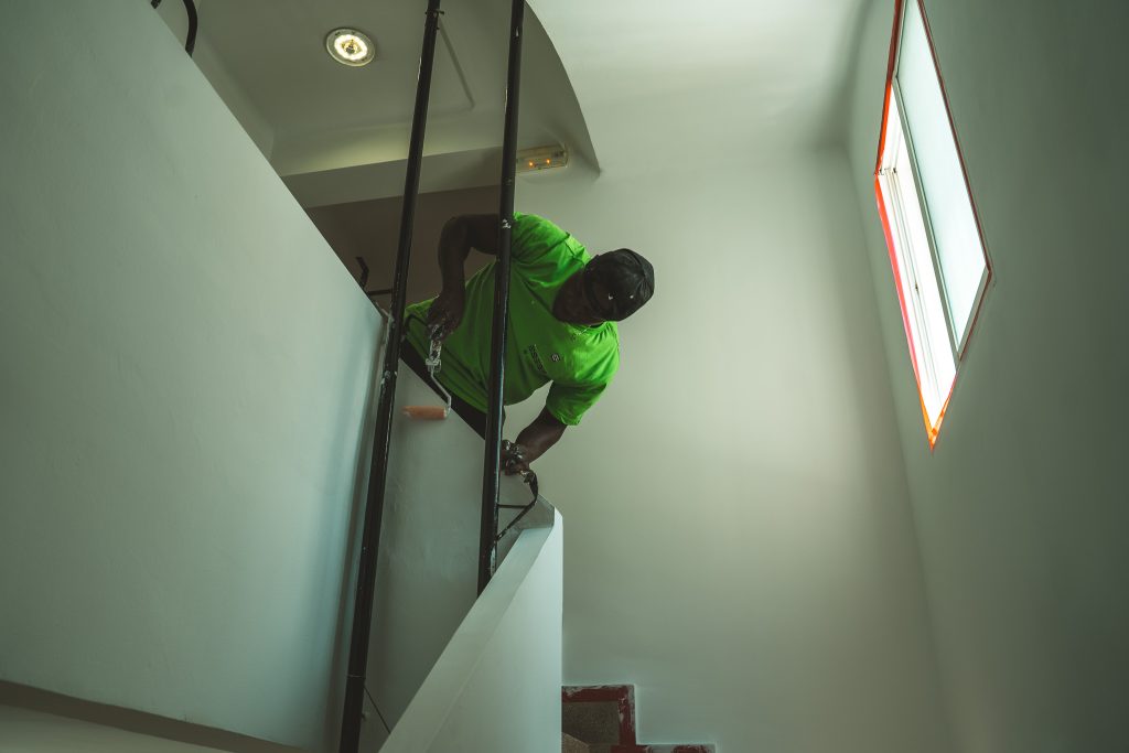 Operario de Multiservicios Esebé realizando reparaciones en una vivienda