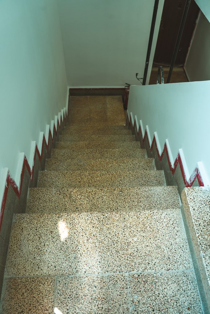 ITE en Zaragoza e IEEV.CV en Valencia: cuándo es obligatoria la inspección de tu edificio Escalera y zonas comunes de un edificio de viviendas antiguo