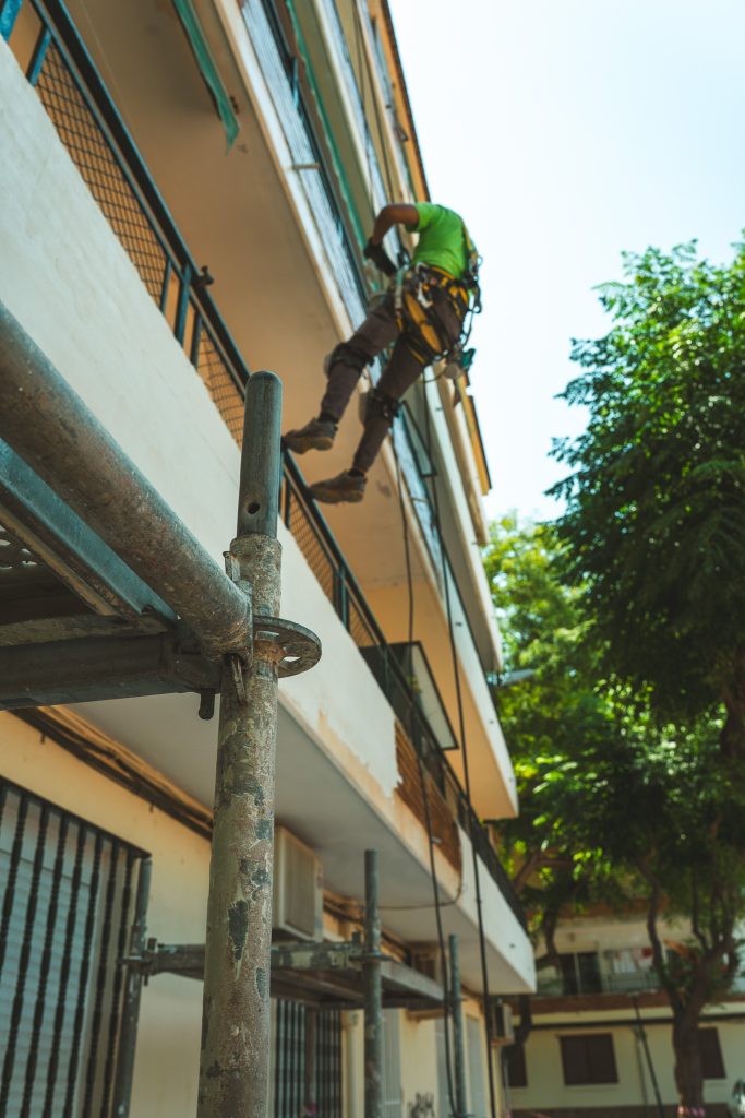 Rehabilitación de fachada con trabajos en altura